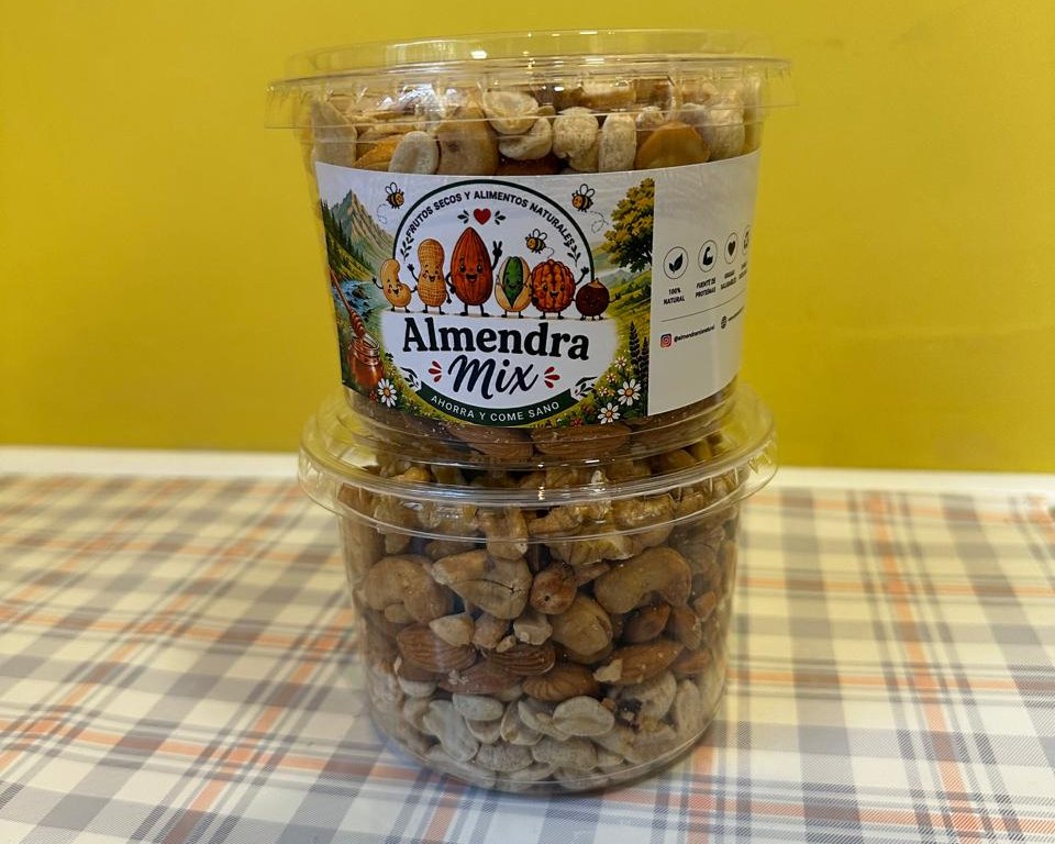 Dos potes de mix de frutos secos de Almendra Mix, apilados, con la etiqueta de la marca a la vista